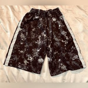 EUC C9 by Champion Boys' Gray Camouflage Mesh Shorts. Size M (8-10).